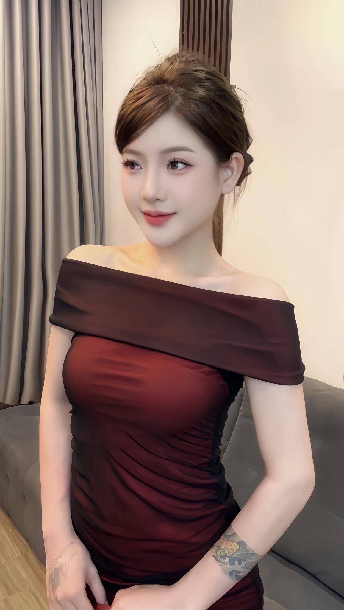 Tay đang cắm ống truyền vẫn lao xuống cứu b&eacute; g&aacute;i rơi xuống bể c&aacute;, h&agrave;nh động dũng cảm của c&ocirc; g&aacute;i trẻ khiến ai cũng nể- Ảnh 1.