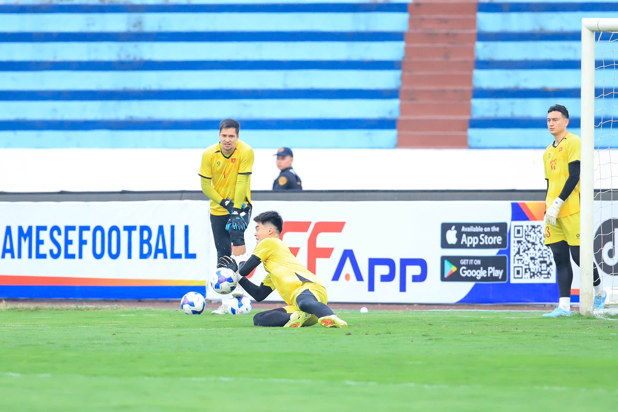 Trung Kiên đọ visual với Văn Lâm, Filip: Bộ ba thủ môn ĐT Việt Nam ai cũng cực phẩm, xem tập luyện lại càng mê- Ảnh 4. Trung Kiên đọ visual với Văn Lâm, Filip: Bộ ba thủ môn ĐT Việt Nam ai cũng cực phẩm, xem tập luyện lại càng mê- Ảnh 4.