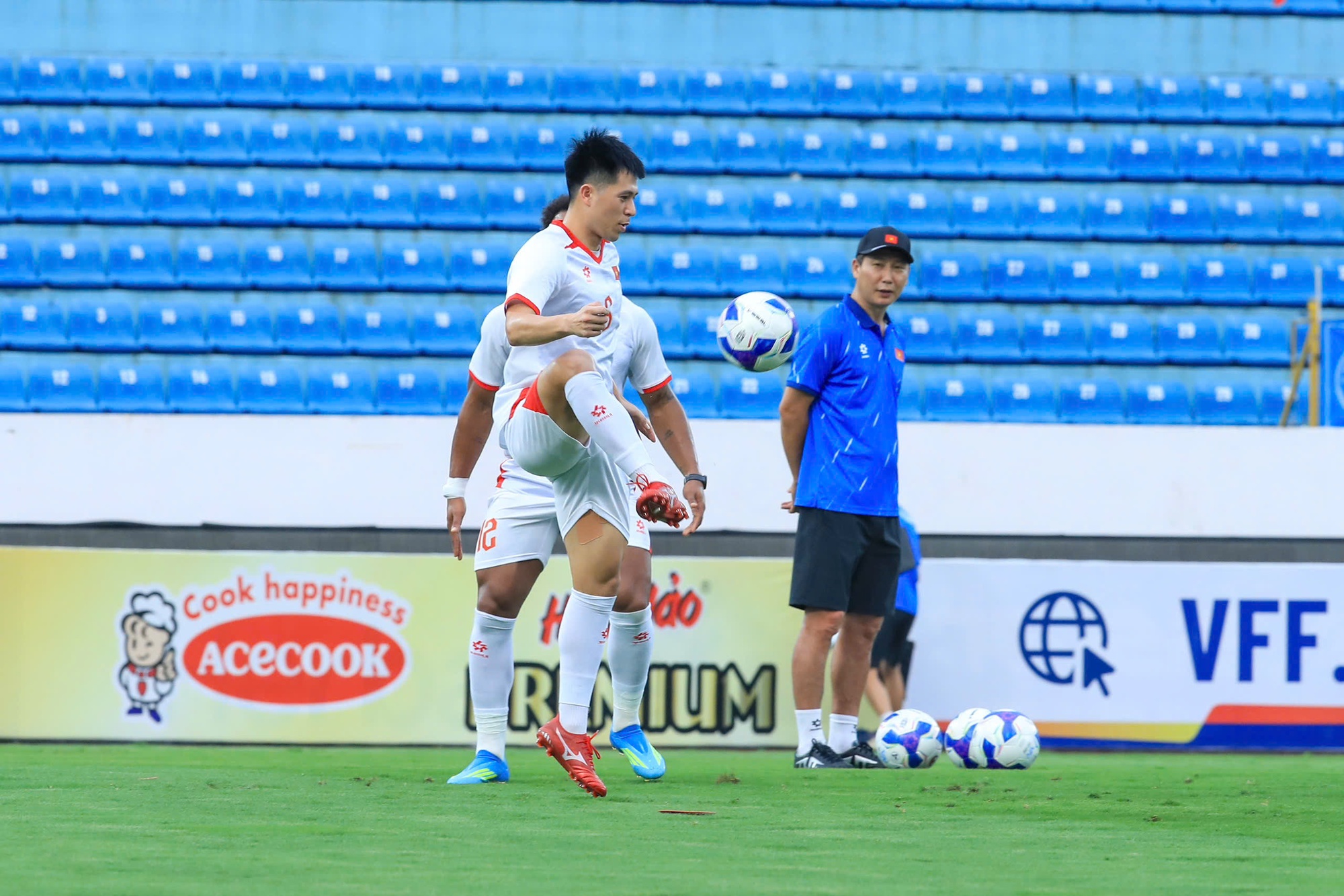 Trung Kiên đọ visual với Văn Lâm, Filip: Bộ ba thủ môn ĐT Việt Nam ai cũng cực phẩm, xem tập luyện lại càng mê- Ảnh 17. Trung Kiên đọ visual với Văn Lâm, Filip: Bộ ba thủ môn ĐT Việt Nam ai cũng cực phẩm, xem tập luyện lại càng mê- Ảnh 17.