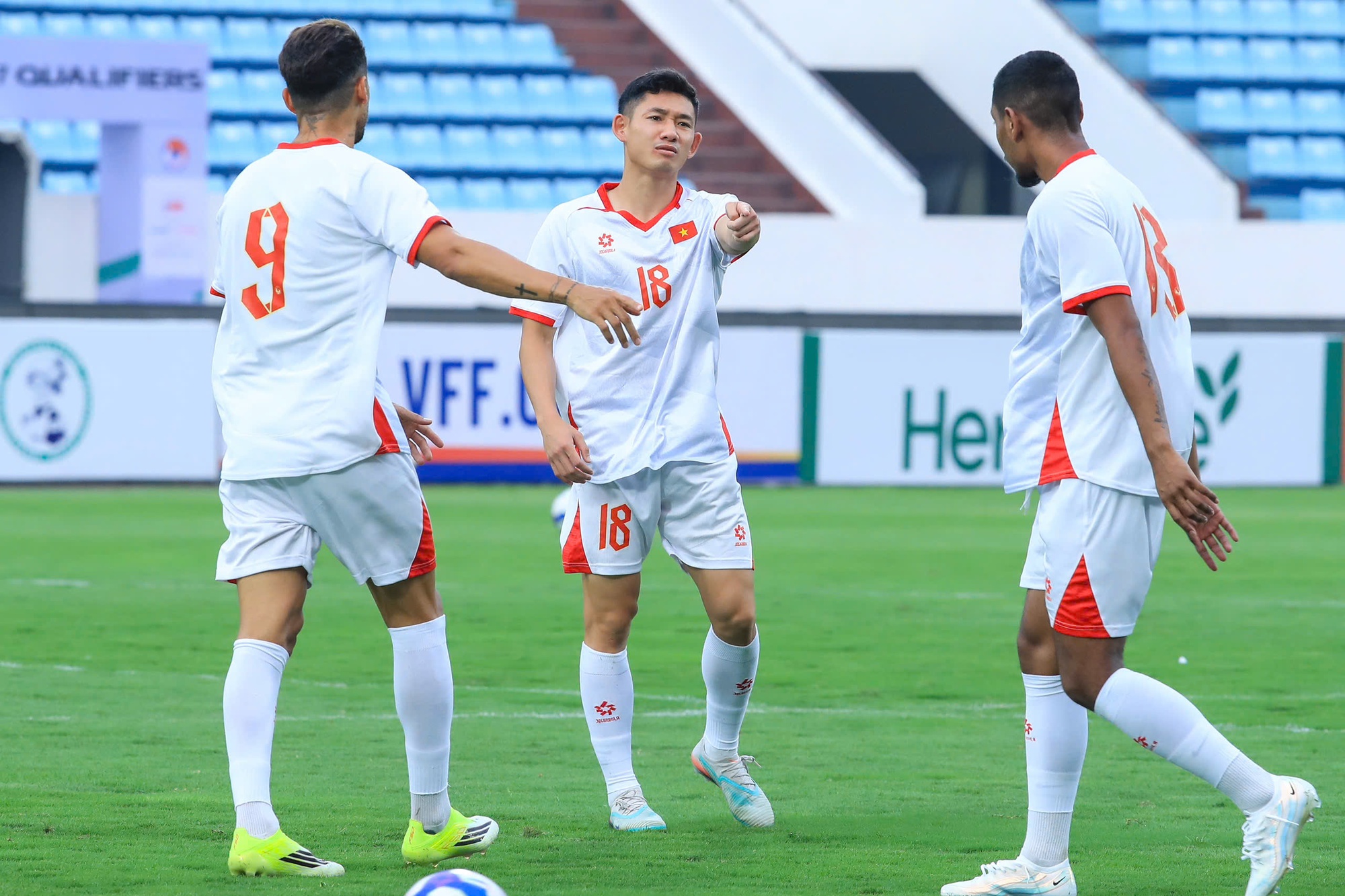 Trung Kiên đọ visual với Văn Lâm, Filip: Bộ ba thủ môn ĐT Việt Nam ai cũng cực phẩm, xem tập luyện lại càng mê- Ảnh 16. Trung Kiên đọ visual với Văn Lâm, Filip: Bộ ba thủ môn ĐT Việt Nam ai cũng cực phẩm, xem tập luyện lại càng mê- Ảnh 16.