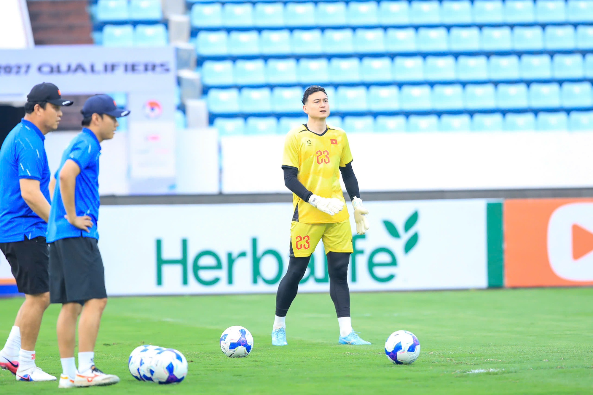 Trung Kiên đọ visual với Văn Lâm, Filip: Bộ ba thủ môn ĐT Việt Nam ai cũng cực phẩm, xem tập luyện lại càng mê- Ảnh 5. Trung Kiên đọ visual với Văn Lâm, Filip: Bộ ba thủ môn ĐT Việt Nam ai cũng cực phẩm, xem tập luyện lại càng mê- Ảnh 5.