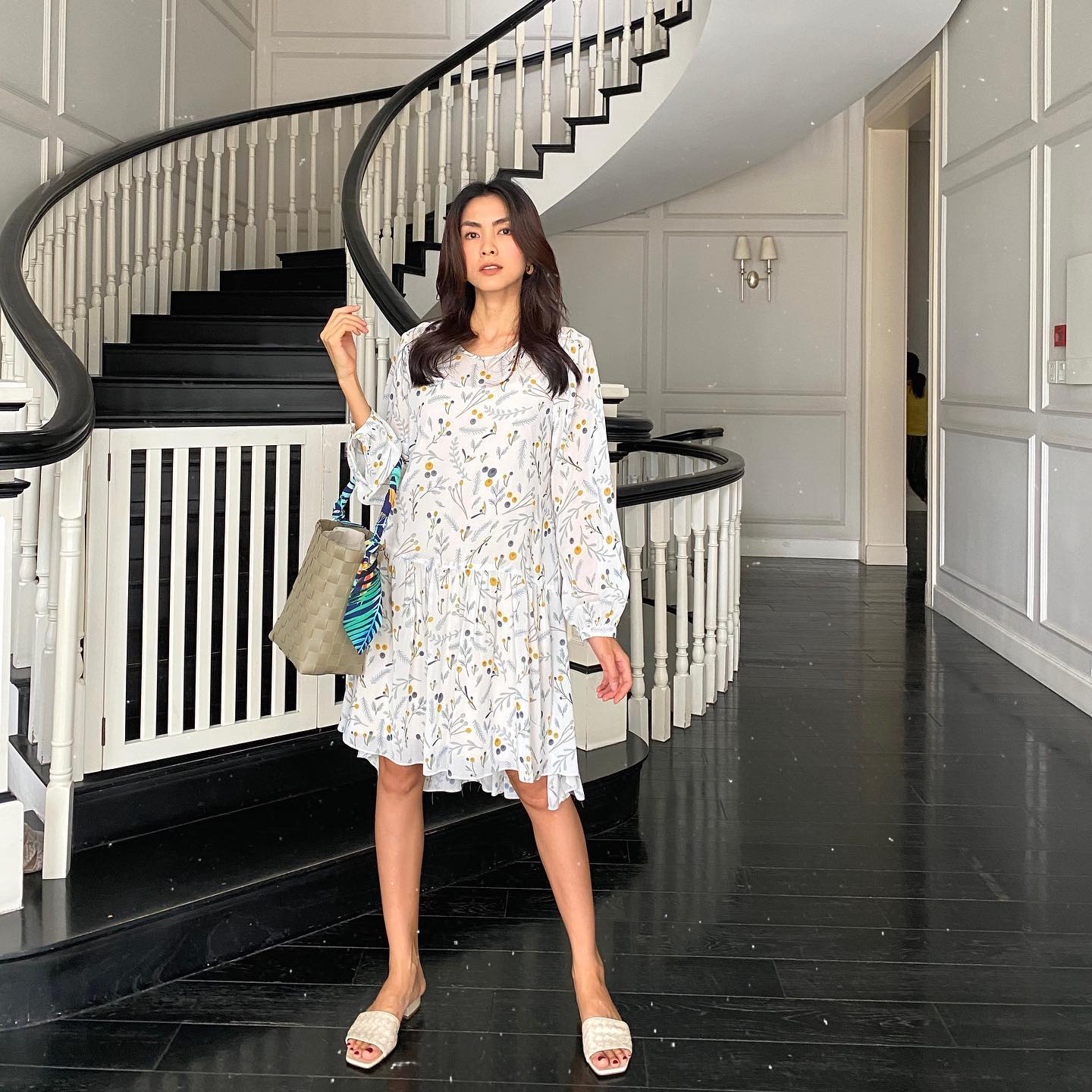 Kh&ocirc;ng thể l&agrave;m ngơ trước 5 mẫu v&aacute;y m&ugrave;a h&egrave; tuyệt xinh của c&aacute;c mỹ nh&acirc;n Việt: Đẹp từ dạo phố tới đi du lịch- Ảnh 2.