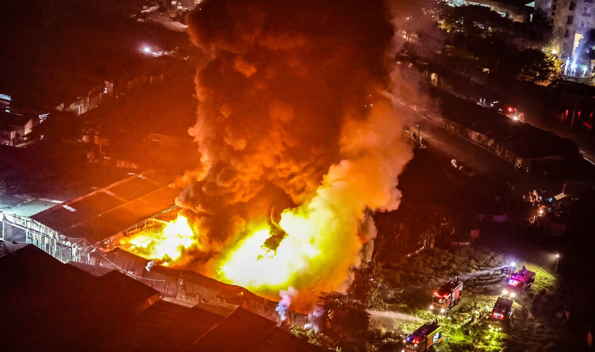 Hiện trường vụ ch&aacute;y dữ dội gần bệnh viện K T&acirc;n Triều (H&agrave; Nội), nghẹn l&ograve;ng &aacute;nh mắt ng&oacute;ng tin người th&acirc;n- Ảnh 1.