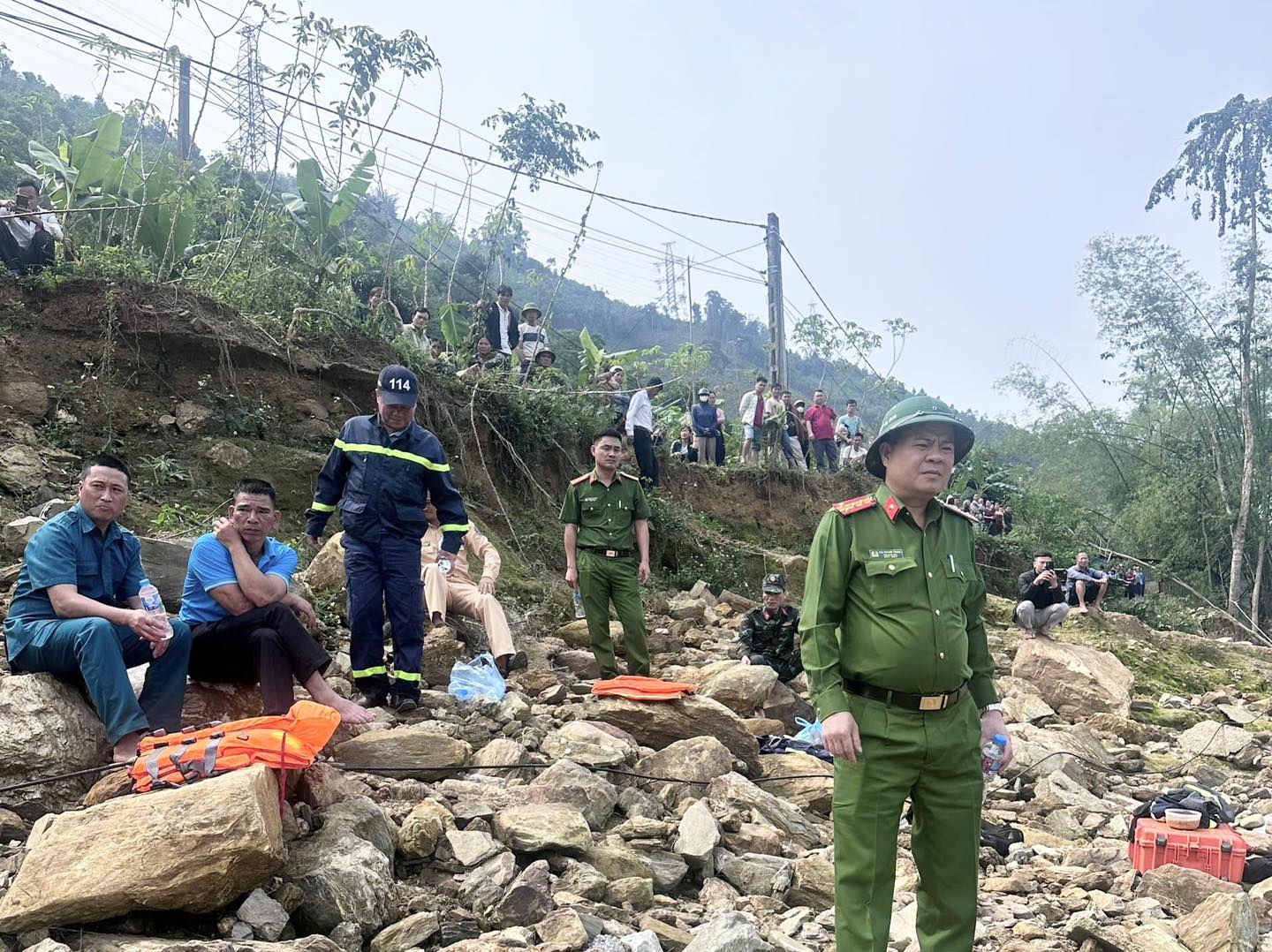 Hiện trường trắng đ&ecirc;m t&igrave;m kiếm đ&ocirc;i vợ chồng mất t&iacute;ch giữa l&ograve;ng hồ thủy điện: Con trai may mắn sống s&oacute;t- Ảnh 2.