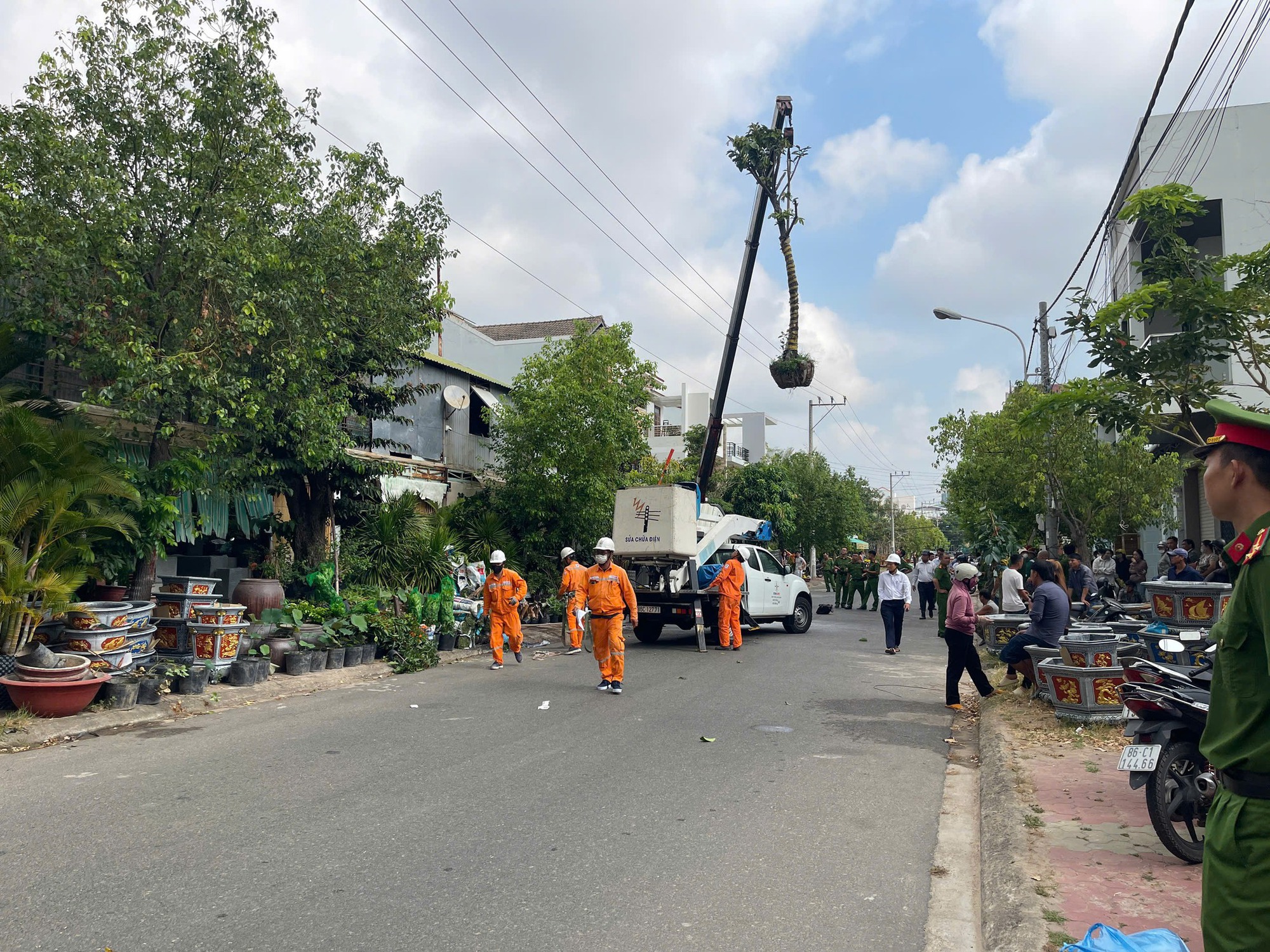 Xe cẩu vướng dây điện phát nổ, tài xế tử vong- Ảnh 2. Xe cẩu vướng dây điện phát nổ, tài xế tử vong- Ảnh 2.