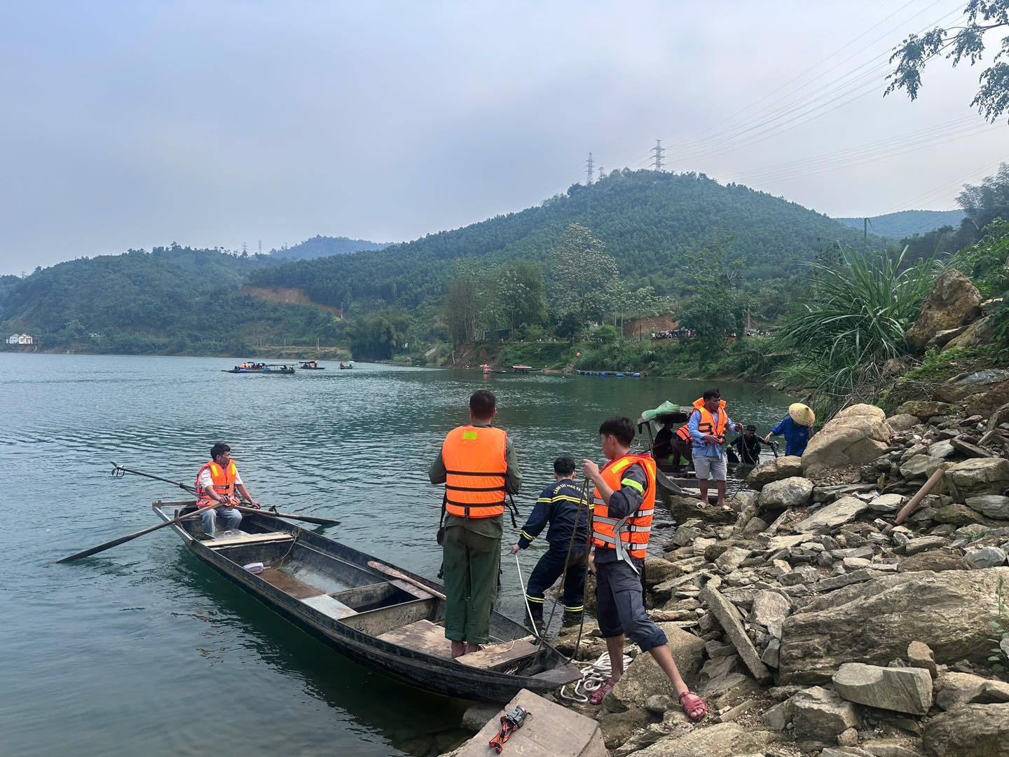 Hiện trường trắng đ&ecirc;m t&igrave;m kiếm đ&ocirc;i vợ chồng mất t&iacute;ch giữa l&ograve;ng hồ thủy điện: Con trai may mắn sống s&oacute;t- Ảnh 5.