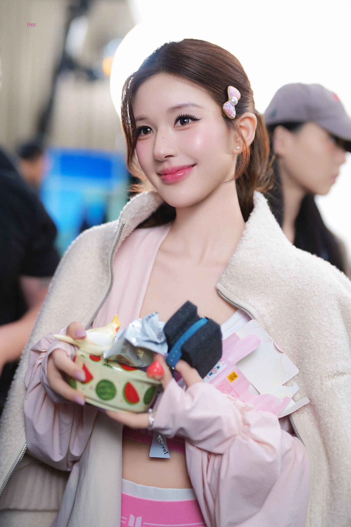 G&ograve; m&aacute; hồng như say rượu của Triệu Lộ Tư- Ảnh 1.