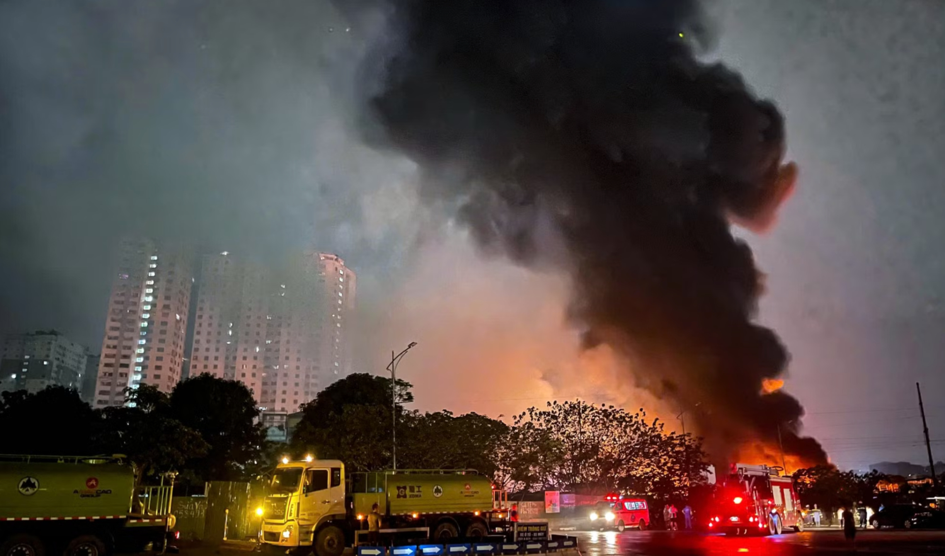 Hiện trường vụ ch&aacute;y dữ dội gần bệnh viện K T&acirc;n Triều (H&agrave; Nội), nghẹn l&ograve;ng &aacute;nh mắt ng&oacute;ng tin người th&acirc;n- Ảnh 2.