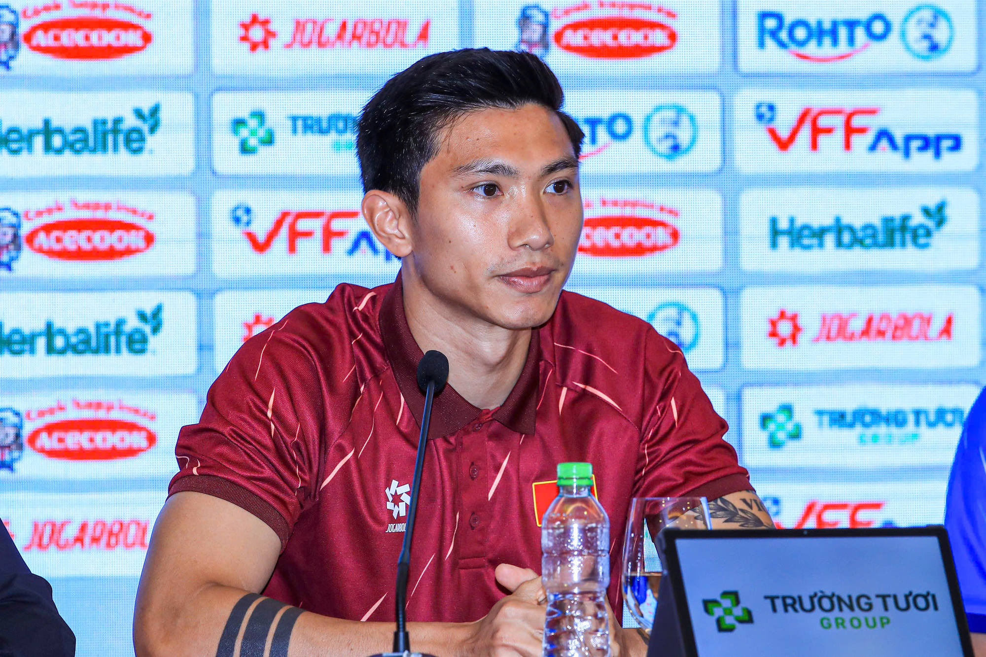 Văn Hậu g&acirc;y sốt v&igrave; h&agrave;nh động tinh tế với HLV Kim Sang-sik, m&agrave;n so chiều cao của hai tr&ograve; mới cực đ&aacute;ng y&ecirc;u- Ảnh 5.