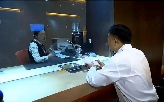 Kh&aacute;ch gửi hơn 6,8 tỷ đồng ngoại tệ, 1 th&aacute;ng sau ph&aacute;t hiện lỗ hơn 1,1 tỷ, ng&acirc;n h&agrave;ng tuy&ecirc;n bố: &ldquo;Anh kh&ocirc;ng gửi tiền m&agrave; đang đầu tư&rdquo;- Ảnh 2.