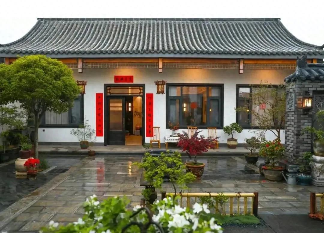 Bỏ phố về qu&ecirc;, người đ&agrave;n &ocirc;ng cải tạo s&acirc;n 100m&sup2; đẹp suốt 4 m&ugrave;a: Kh&ocirc;ng cần gi&agrave;u vẫn sống an y&ecirc;n- Ảnh 1.