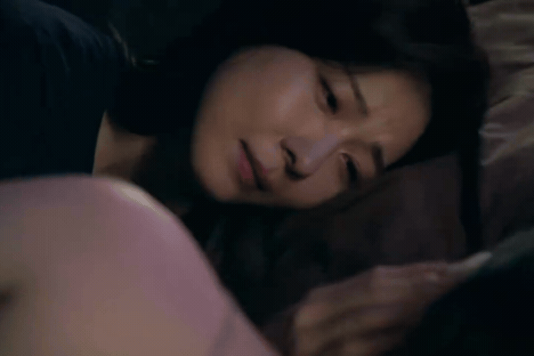 Mọi thứ như ho&aacute; đi&ecirc;n khi Ha Ji Won h&ocirc;n mỹ nh&acirc;n đẹp nhất thế giới, ai d&aacute;m viết ra kịch bản n&agrave;y vậy?- Ảnh 2.