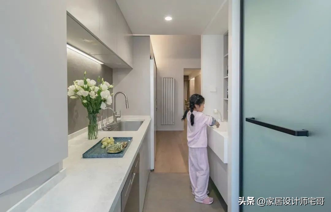 Căn hộ 54m&sup2; cho 3 thế hệ sống chung: Từ 2 ph&ograve;ng ngủ cải tạo th&agrave;nh 4 ph&ograve;ng ri&ecirc;ng, kh&ocirc;ng gian nhỏ nhưng ai cũng thoải m&aacute;i- Ảnh 9.