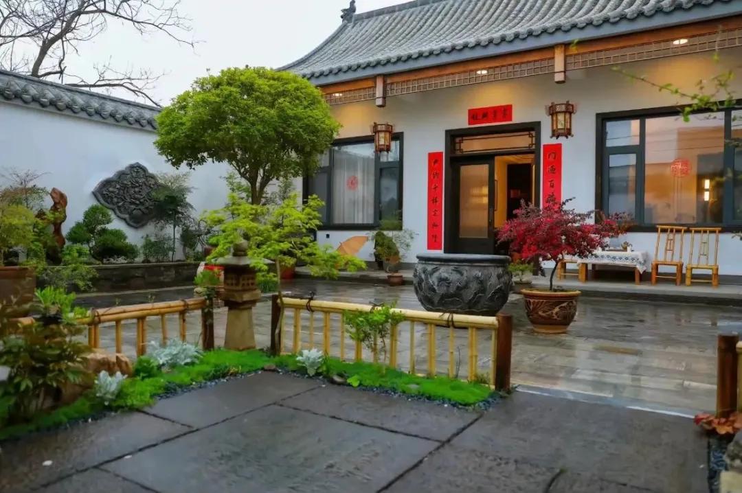 Bỏ phố về qu&ecirc;, người đ&agrave;n &ocirc;ng cải tạo s&acirc;n 100m&sup2; đẹp suốt 4 m&ugrave;a: Kh&ocirc;ng cần gi&agrave;u vẫn sống an y&ecirc;n- Ảnh 8.