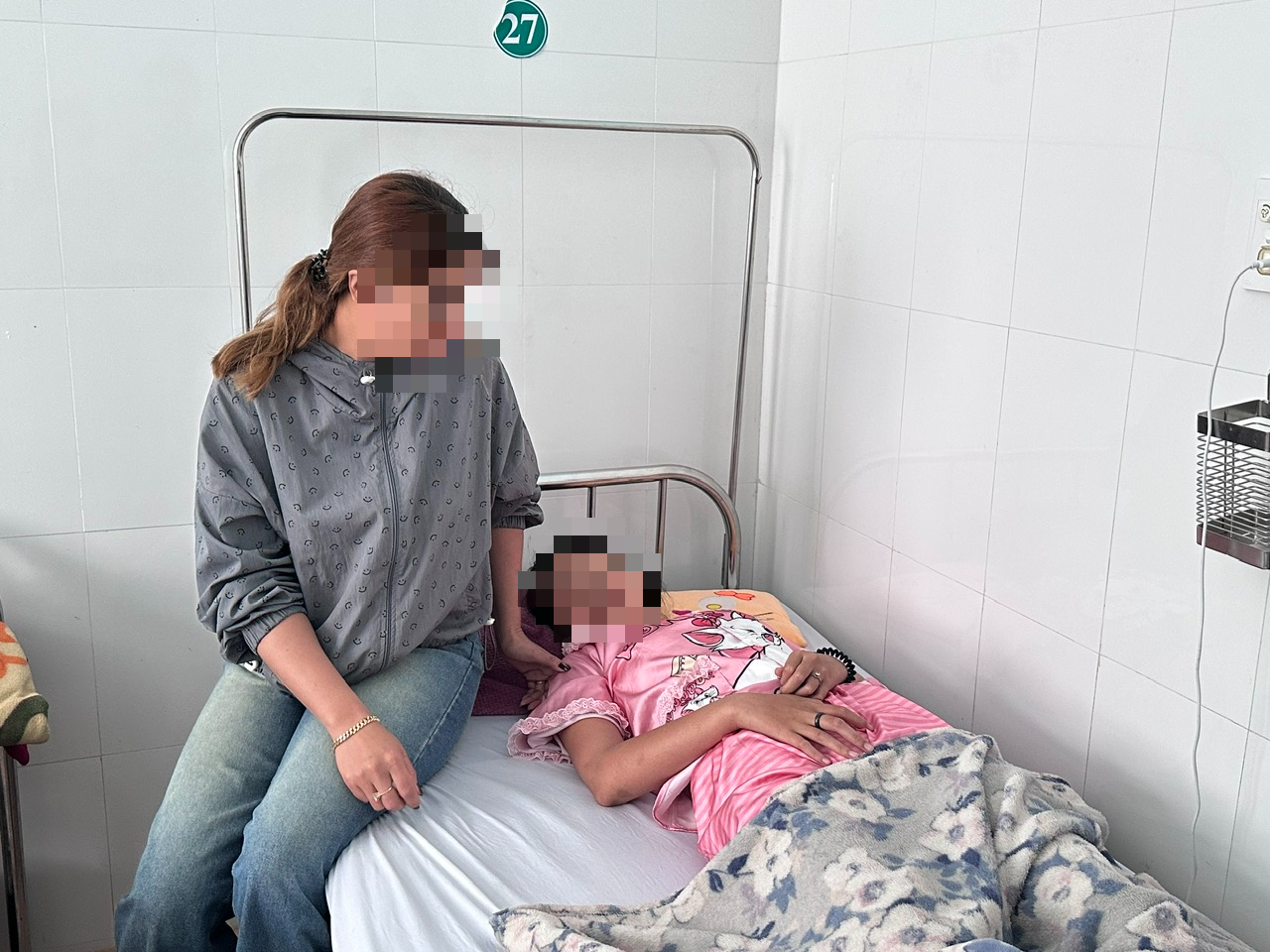 Nữ sinh lớp 7 gãy xương sườn nghi do bị bạn học đánh- Ảnh 2. Nữ sinh lớp 7 gãy xương sườn nghi do bị bạn học đánh- Ảnh 2.