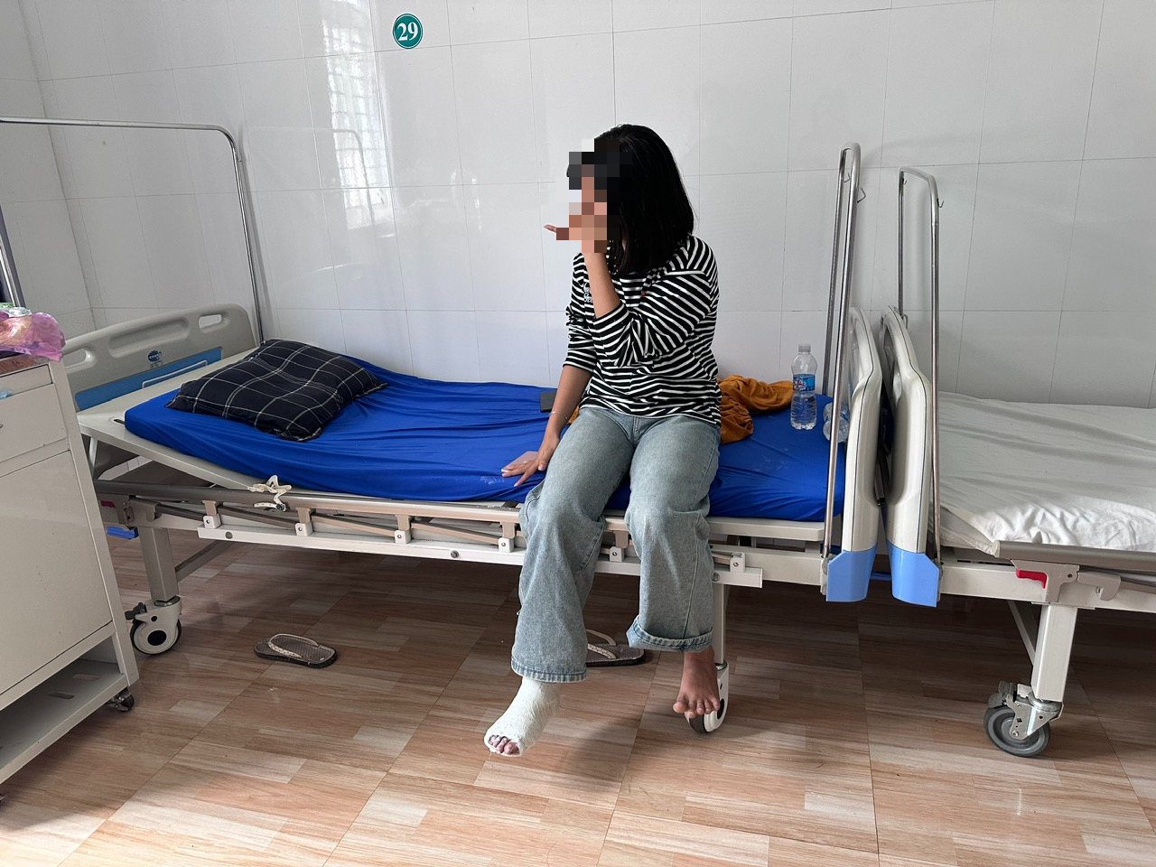 Nữ sinh lớp 7 gãy xương sườn nghi do bị bạn học đánh- Ảnh 3. Nữ sinh lớp 7 gãy xương sườn nghi do bị bạn học đánh- Ảnh 3.