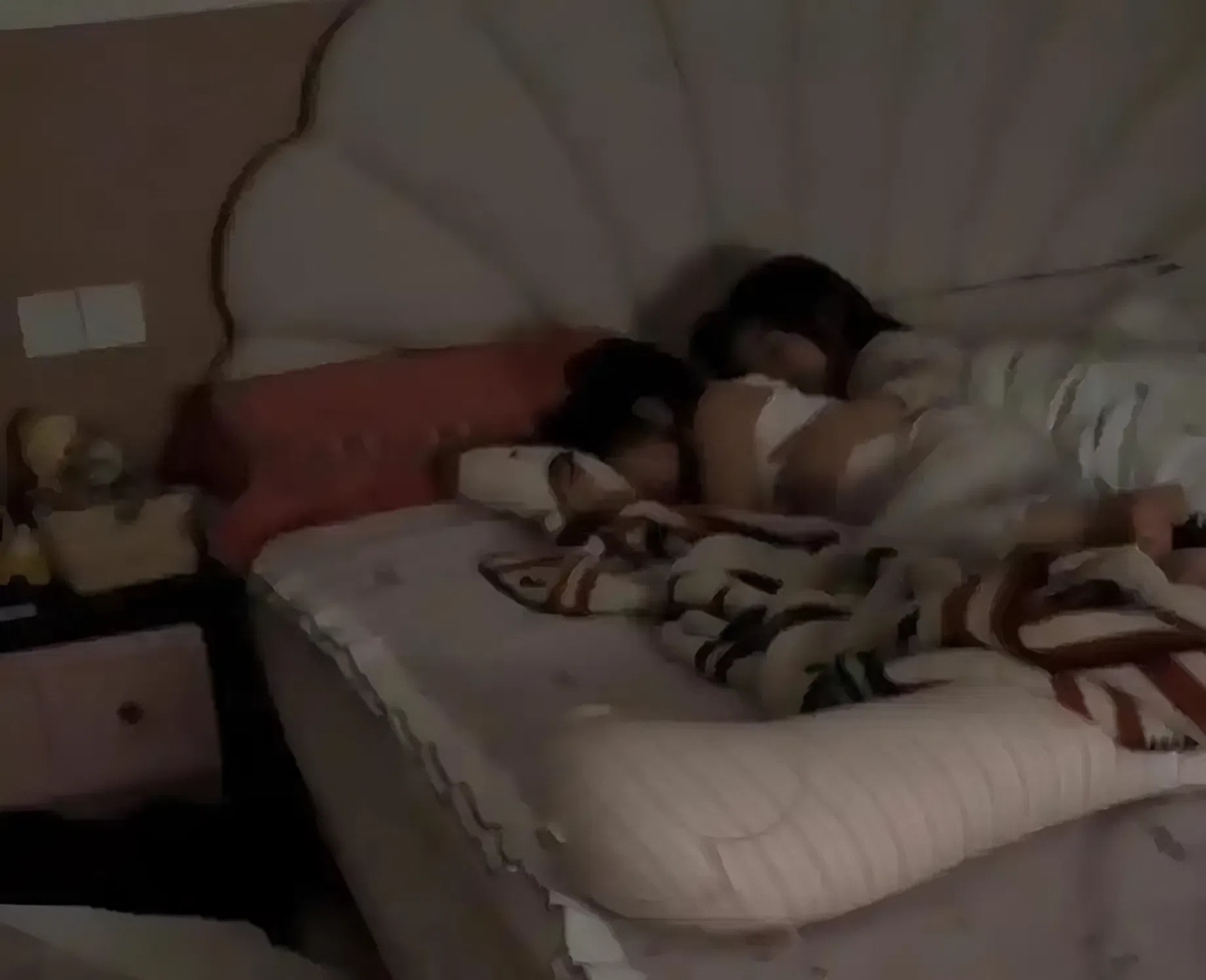 B&eacute; trai mầm non rủ bạn g&aacute;i về nh&agrave; ngủ lại, gần 400.000 người tranh c&atilde;i: "V&ocirc; tư hay thiếu ranh giới?"- Ảnh 1.