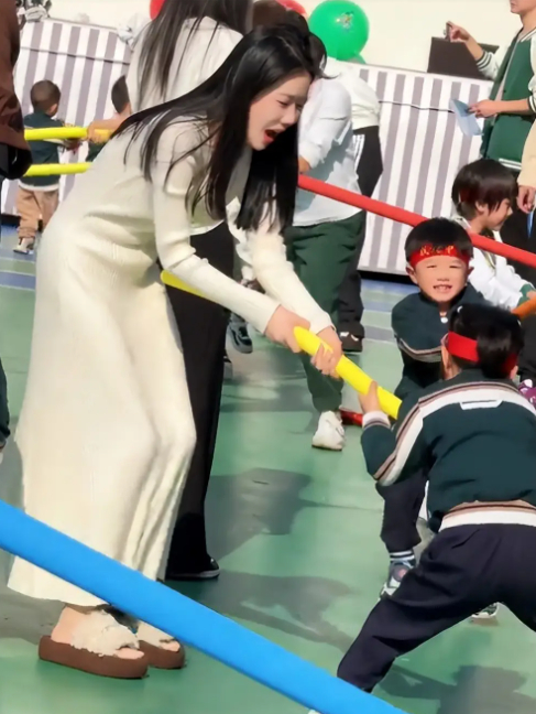 V&igrave; sao phụ huynh n&agrave;y rất xinh đẹp, lịch sự nhưng khi xuất hiện tại trường học lại khiến gi&aacute;o vi&ecirc;n thấy ng&aacute;n ngẩm?- Ảnh 1.