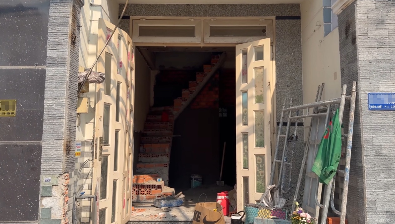 NSƯT C&aacute;t Tường c&ocirc;ng khai nh&agrave; mới ở đường Thống Nhất: 