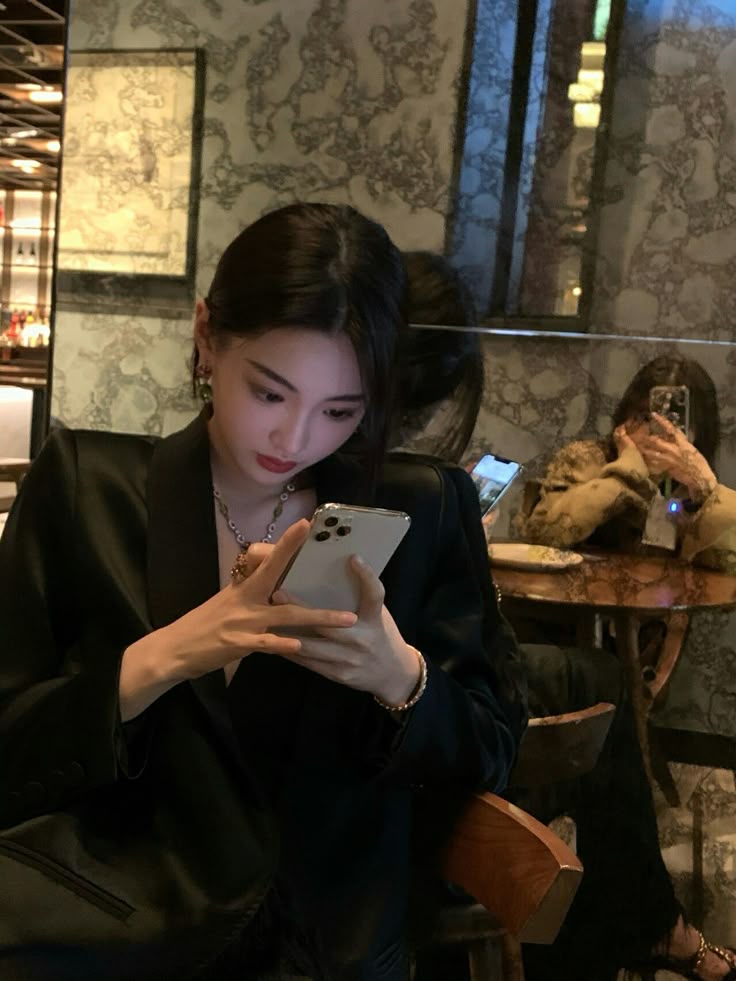 Người EQ thấp th&iacute;ch nhất 3 kiểu cầm điện thoại- Ảnh 1.