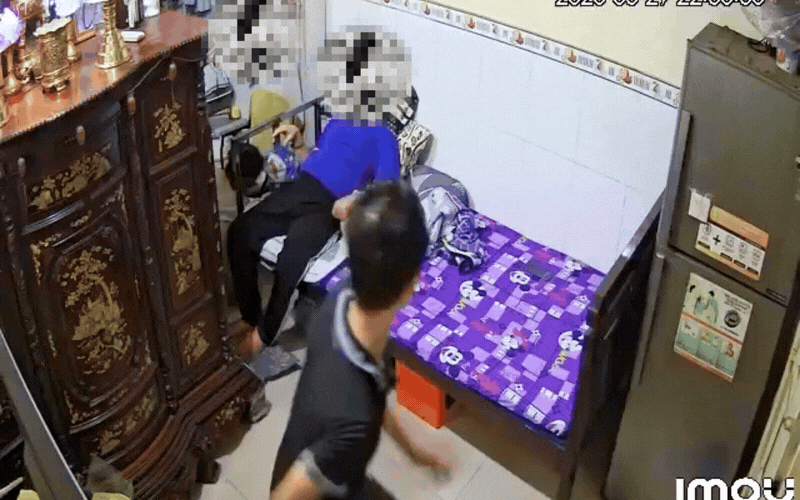 X&ocirc;n xao clip ch&aacute;u bạo h&agrave;nh cậu ruột tai biến liệt giường: Kh&ocirc;ng chỉ một lần, xem m&agrave; phẫn nộ!- Ảnh 1.