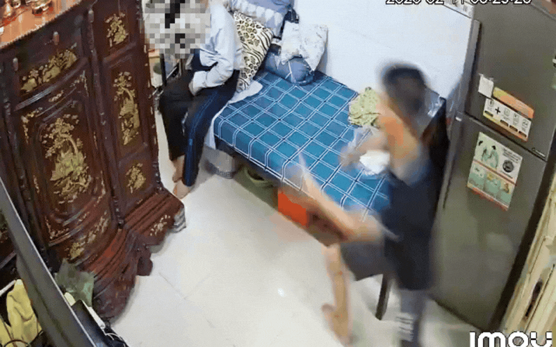 X&ocirc;n xao clip ch&aacute;u bạo h&agrave;nh cậu ruột tai biến liệt giường: Kh&ocirc;ng chỉ một lần, xem m&agrave; phẫn nộ!- Ảnh 2.