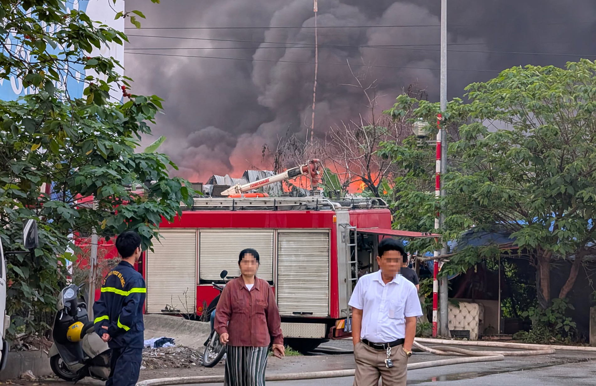 Hiện trường vụ ch&aacute;y dữ dội gần bệnh viện K T&acirc;n Triều (H&agrave; Nội), nghẹn l&ograve;ng &aacute;nh mắt ng&oacute;ng tin người th&acirc;n- Ảnh 8.
