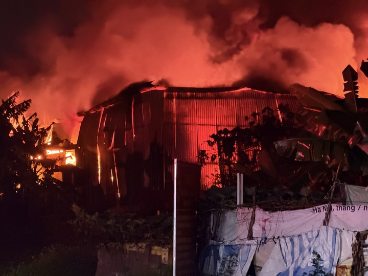 H&agrave; Nội rạng s&aacute;ng nay: Mưa đ&aacute; v&agrave; c&oacute; ch&aacute;y lớn - Ảnh 2.