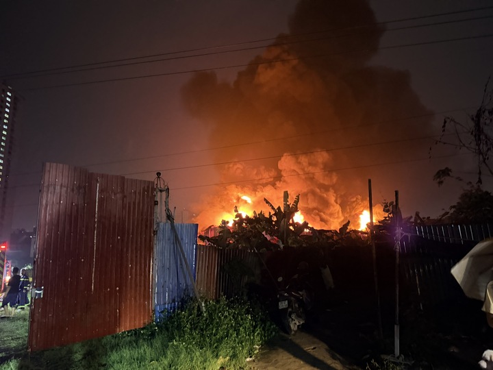 H&agrave; Nội rạng s&aacute;ng nay: Mưa đ&aacute; v&agrave; c&oacute; ch&aacute;y lớn - Ảnh 1.