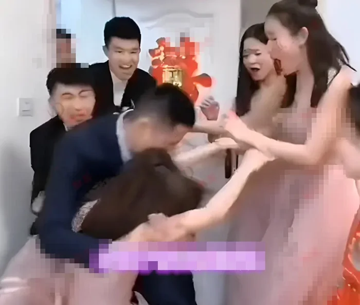 Ch&uacute; rể &ocirc;m nhầm "g&aacute;i lạ", c&ocirc; d&acirc;u c&oacute; phản ứng g&acirc;y x&ocirc;n xao- Ảnh 1.