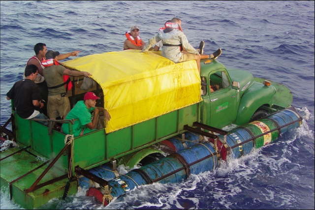 Cạn xăng k&eacute;o d&agrave;i, đường phố Cuba xuất hiện cảnh "tương lai": Vật thể chở người rồi đi băng băng tr&ecirc;n nước- Ảnh 2.