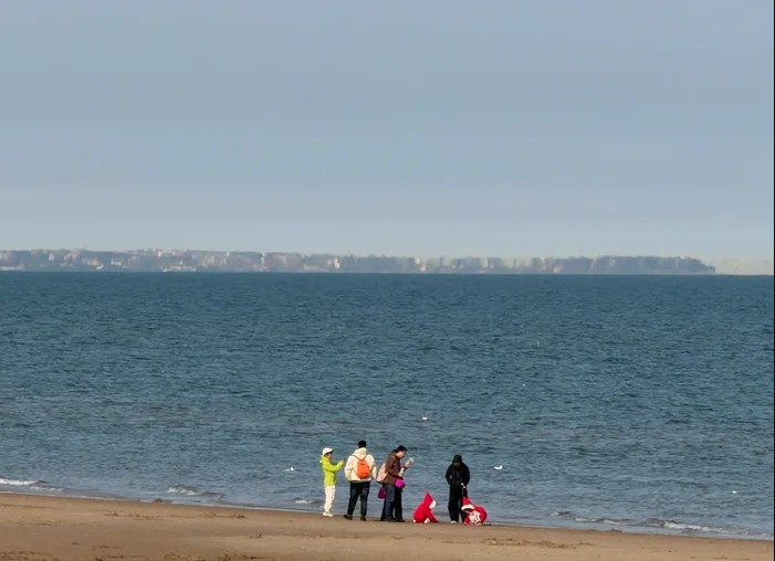 Biển bỗng xuất hiện "đoàn tàu xếp bằng gạch" lơ lửng, chủ homestay nói chưa từng thấy suốt 30 năm- Ảnh 1. Biển bỗng xuất hiện