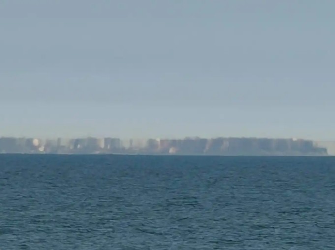 Biển bỗng xuất hiện "đoàn tàu xếp bằng gạch" lơ lửng, chủ homestay nói chưa từng thấy suốt 30 năm- Ảnh 3. Biển bỗng xuất hiện