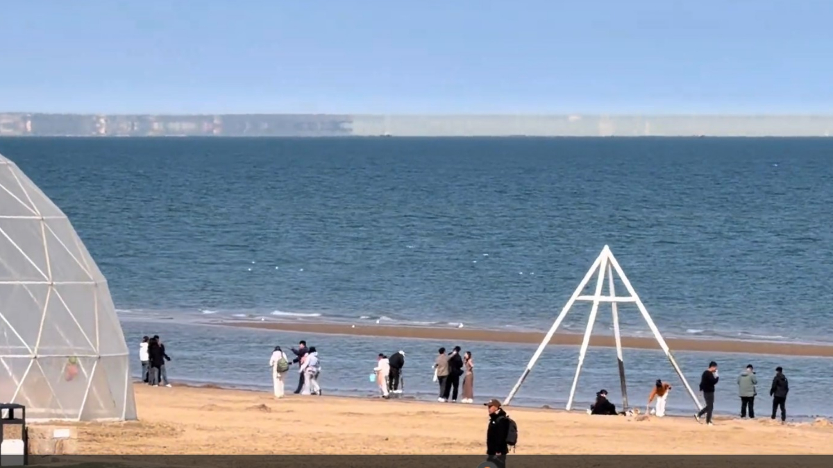 Biển bỗng xuất hiện "đoàn tàu xếp bằng gạch" lơ lửng, chủ homestay nói chưa từng thấy suốt 30 năm- Ảnh 2. Biển bỗng xuất hiện