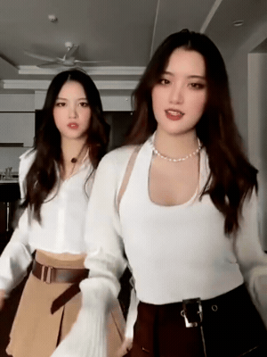 Khung h&igrave;nh "một ch&iacute;n một mười" của Phương Oanh v&agrave; chị g&aacute;i song sinh- Ảnh 1.