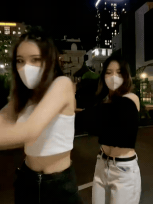 Khung h&igrave;nh "một ch&iacute;n một mười" của Phương Oanh v&agrave; chị g&aacute;i song sinh- Ảnh 4.