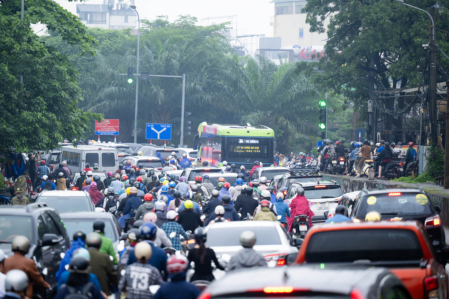 Cầu Long Bi&ecirc;n tạm dừng, Chương Dương qu&aacute; tải: Người d&acirc;n mệt mỏi ch&ocirc;n ch&acirc;n giữa d&ograve;ng xe &ugrave;n tắc- Ảnh 3.
