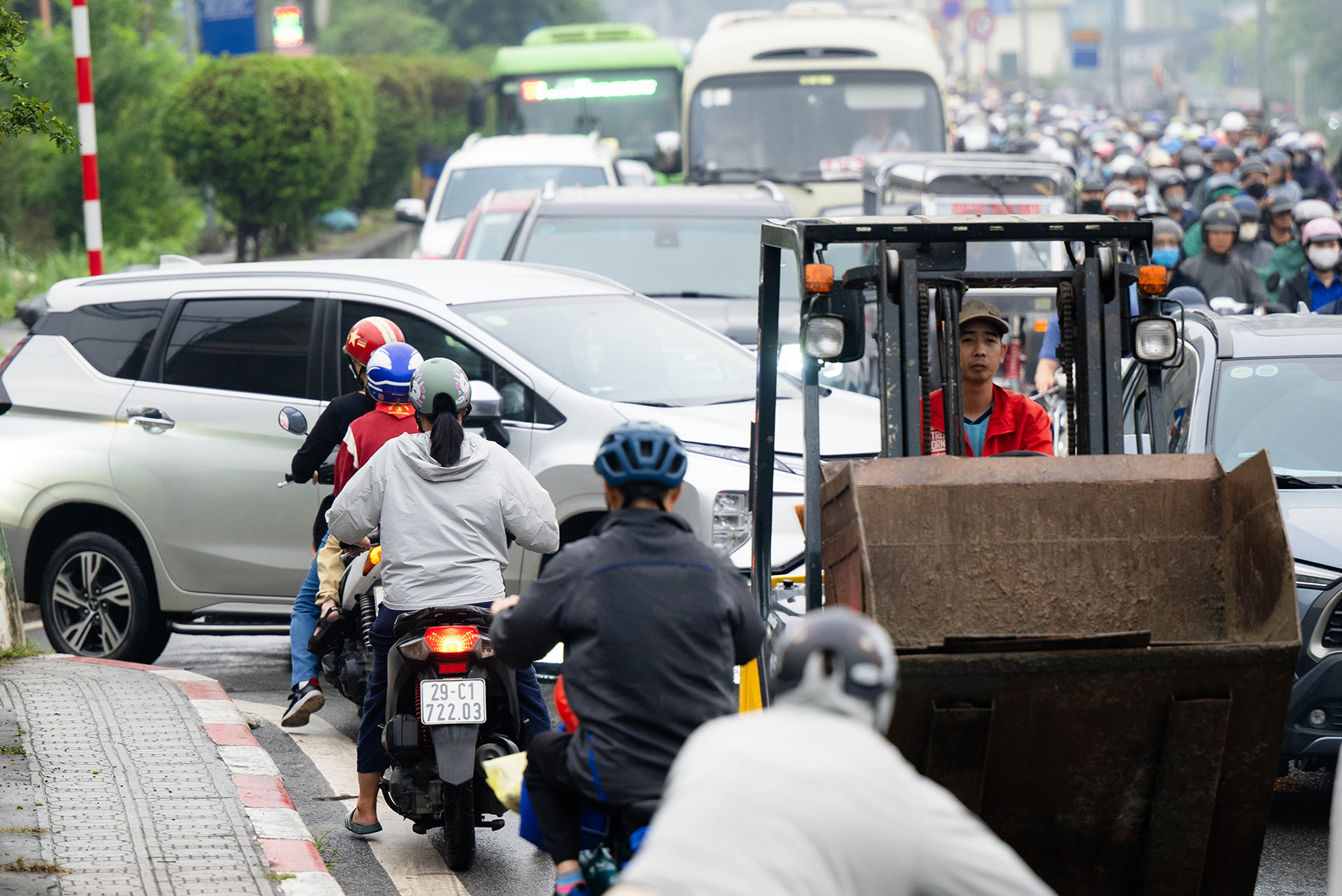 Cầu Long Bi&ecirc;n tạm dừng, Chương Dương qu&aacute; tải: Người d&acirc;n mệt mỏi ch&ocirc;n ch&acirc;n giữa d&ograve;ng xe &ugrave;n tắc- Ảnh 11.