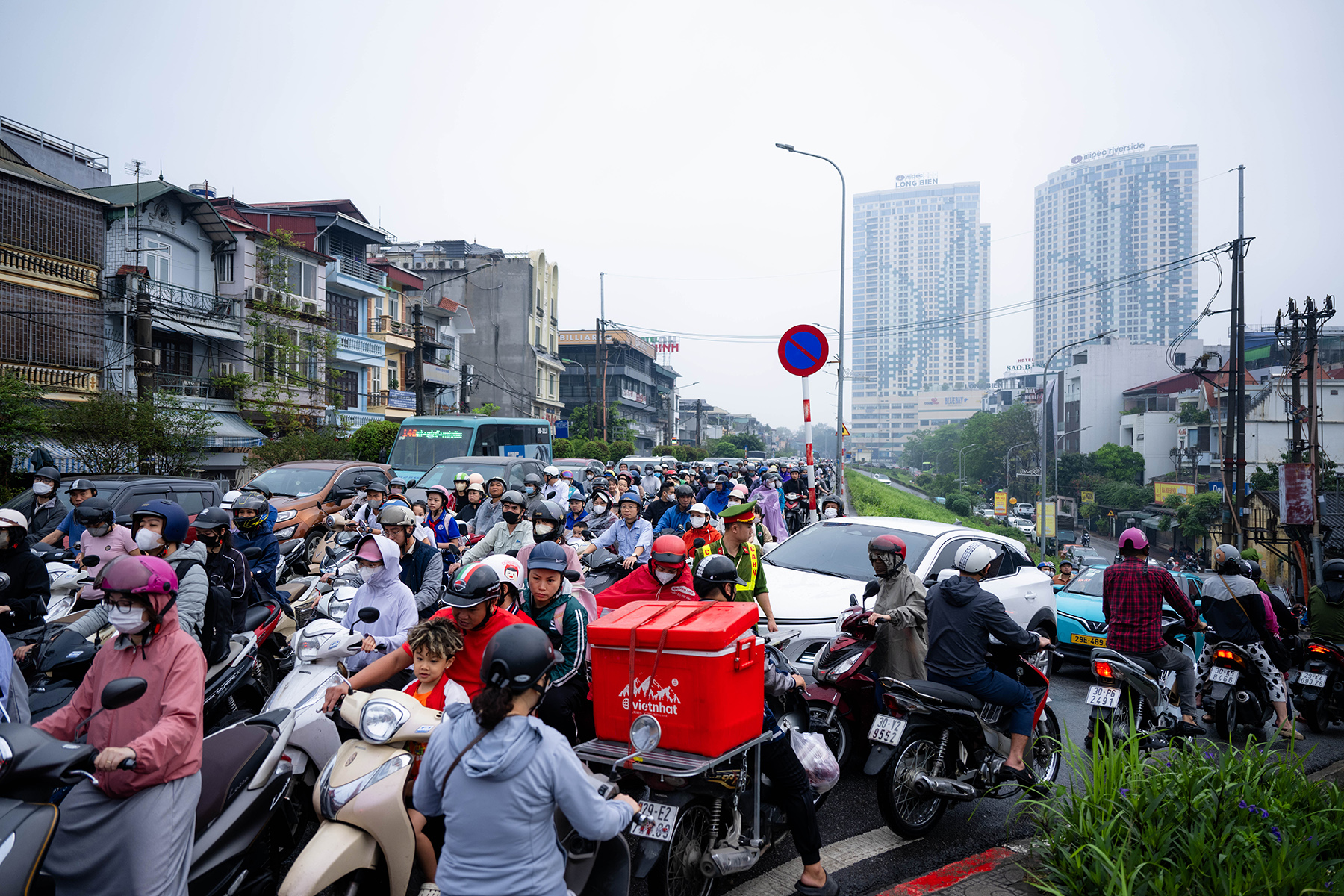 Cầu Long Bi&ecirc;n tạm dừng, Chương Dương qu&aacute; tải: Người d&acirc;n mệt mỏi ch&ocirc;n ch&acirc;n giữa d&ograve;ng xe &ugrave;n tắc- Ảnh 12.