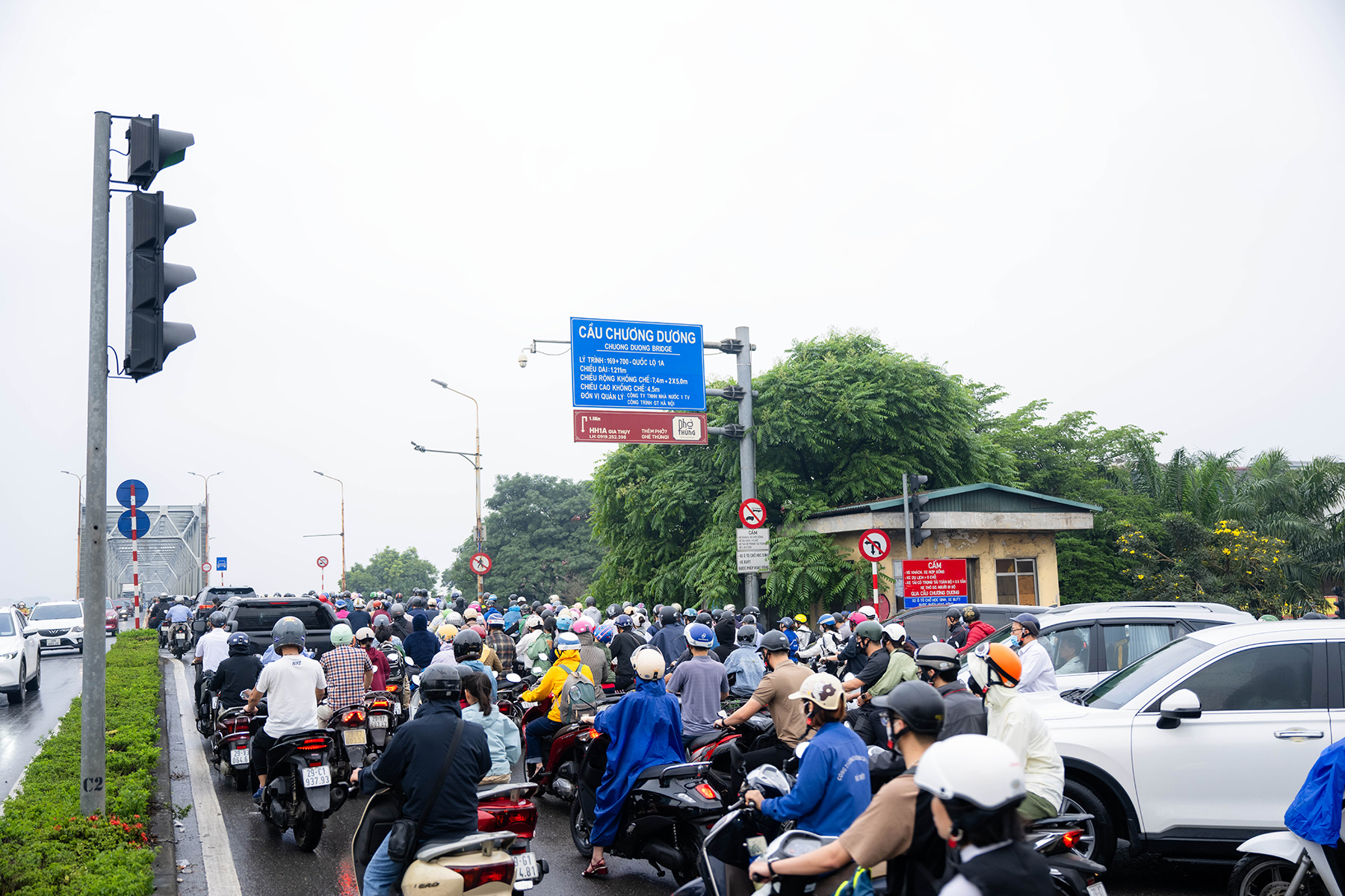 Cầu Long Bi&ecirc;n tạm dừng, Chương Dương qu&aacute; tải: Người d&acirc;n mệt mỏi ch&ocirc;n ch&acirc;n giữa d&ograve;ng xe &ugrave;n tắc- Ảnh 14.