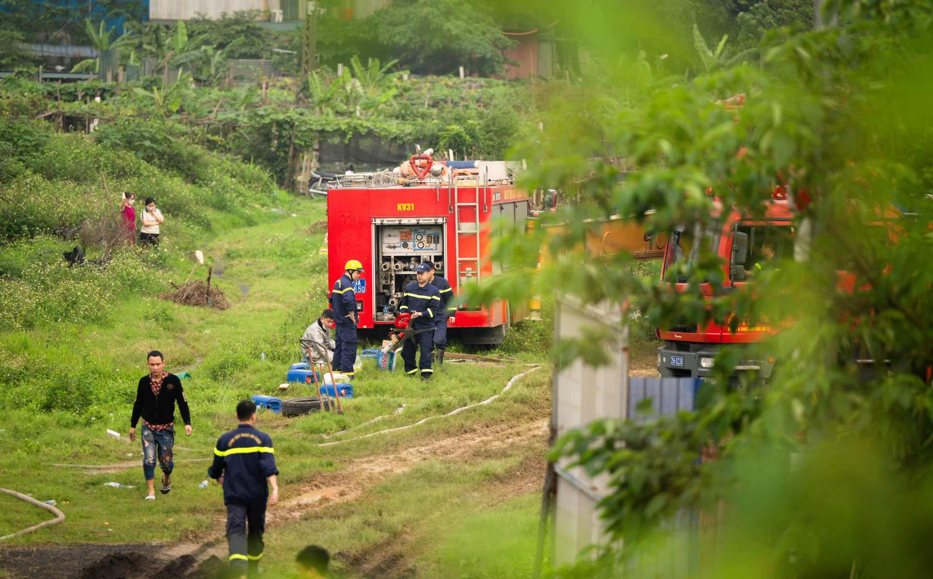 Hiện trường vụ ch&aacute;y kho xưởng gần Bệnh viện K T&acirc;n Triều: Lửa bao tr&ugrave;m trong đ&ecirc;m, chữa ch&aacute;y suốt nhiều giờ- Ảnh 10.