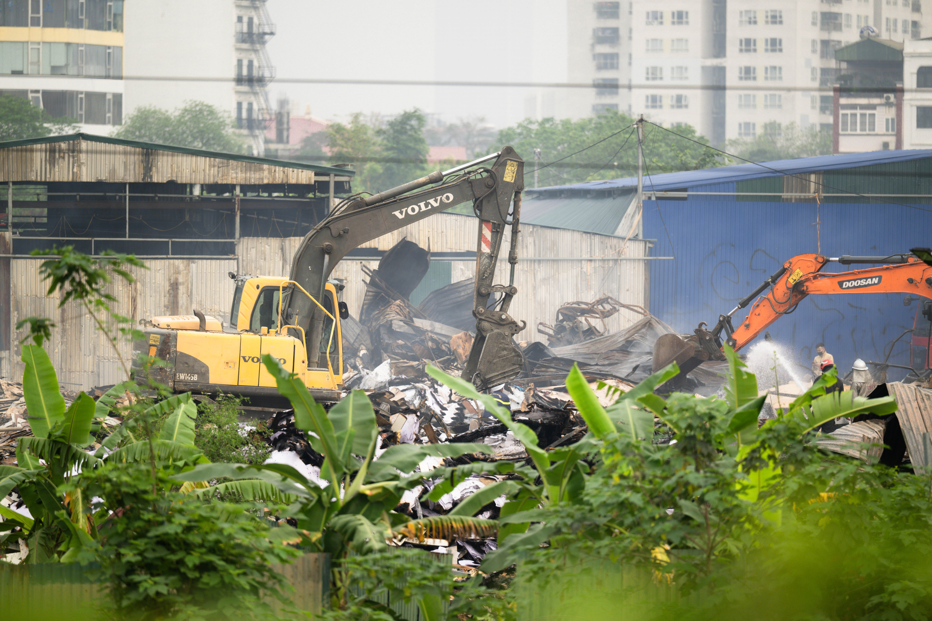 Hiện trường vụ ch&aacute;y kho xưởng gần Bệnh viện K T&acirc;n Triều: Lửa bao tr&ugrave;m trong đ&ecirc;m, chữa ch&aacute;y suốt nhiều giờ- Ảnh 9.