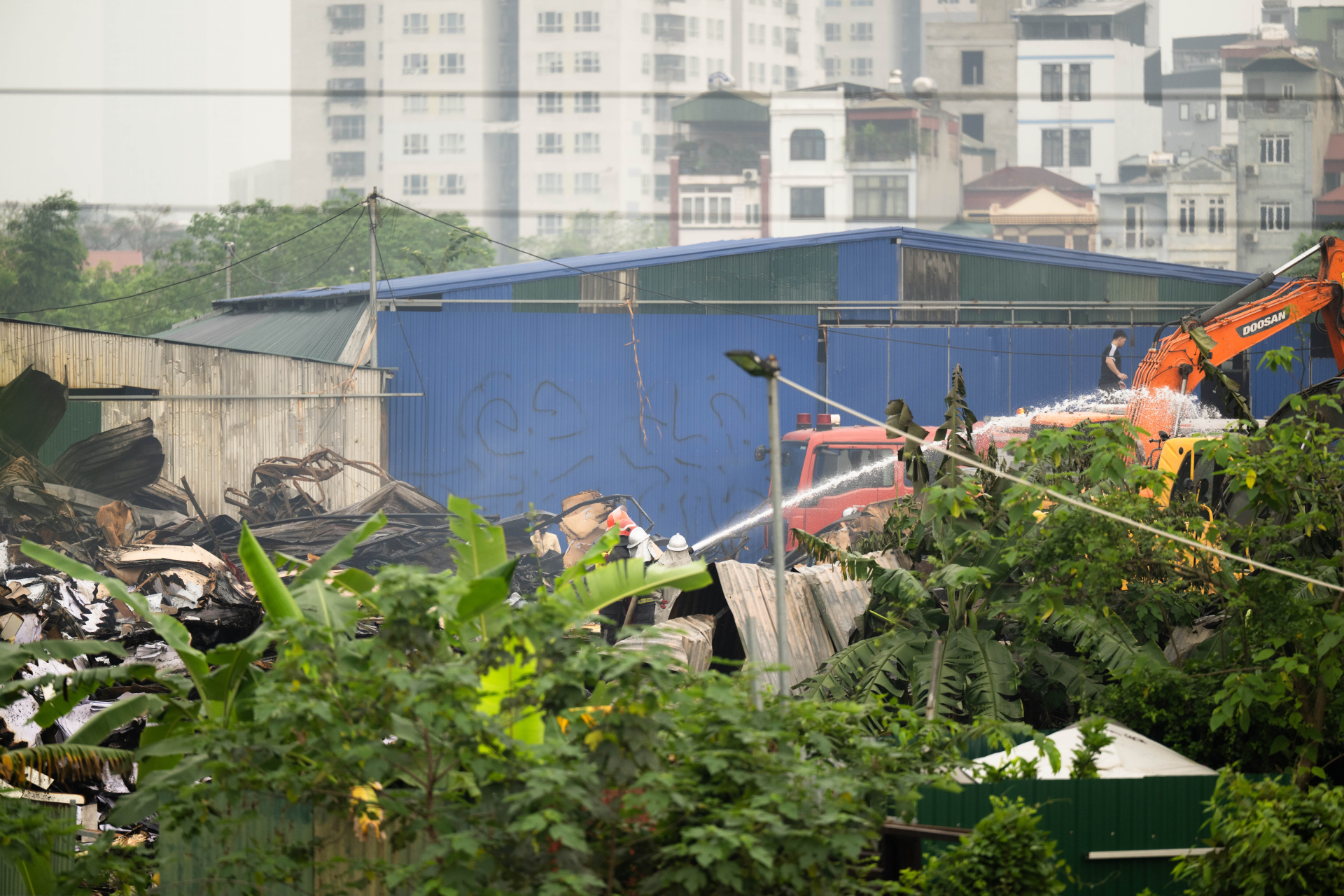 Hiện trường vụ ch&aacute;y kho xưởng gần Bệnh viện K T&acirc;n Triều: Lửa bao tr&ugrave;m trong đ&ecirc;m, chữa ch&aacute;y suốt nhiều giờ- Ảnh 12.