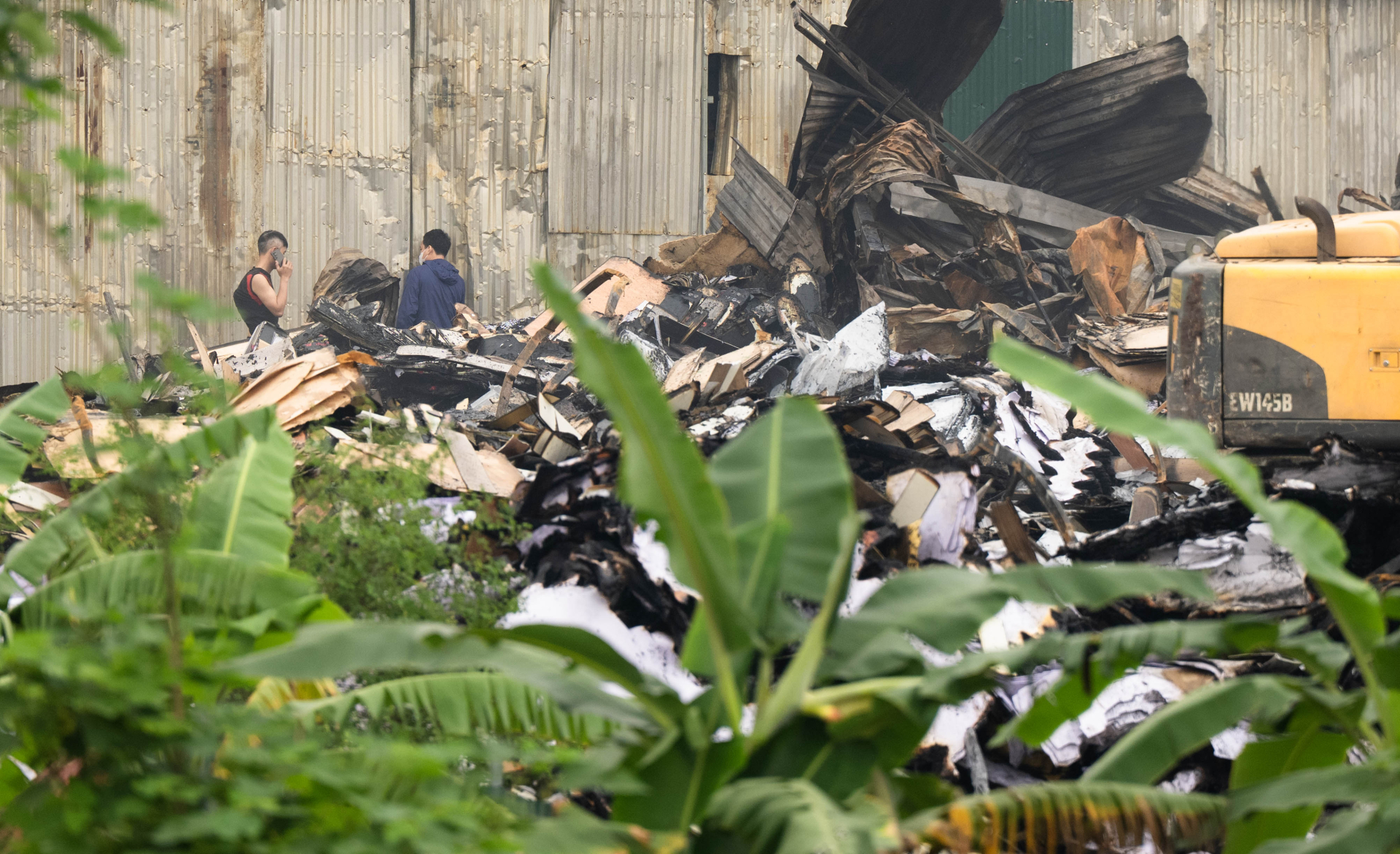 Hiện trường vụ ch&aacute;y kho xưởng gần Bệnh viện K T&acirc;n Triều: Lửa bao tr&ugrave;m trong đ&ecirc;m, chữa ch&aacute;y suốt nhiều giờ- Ảnh 11.