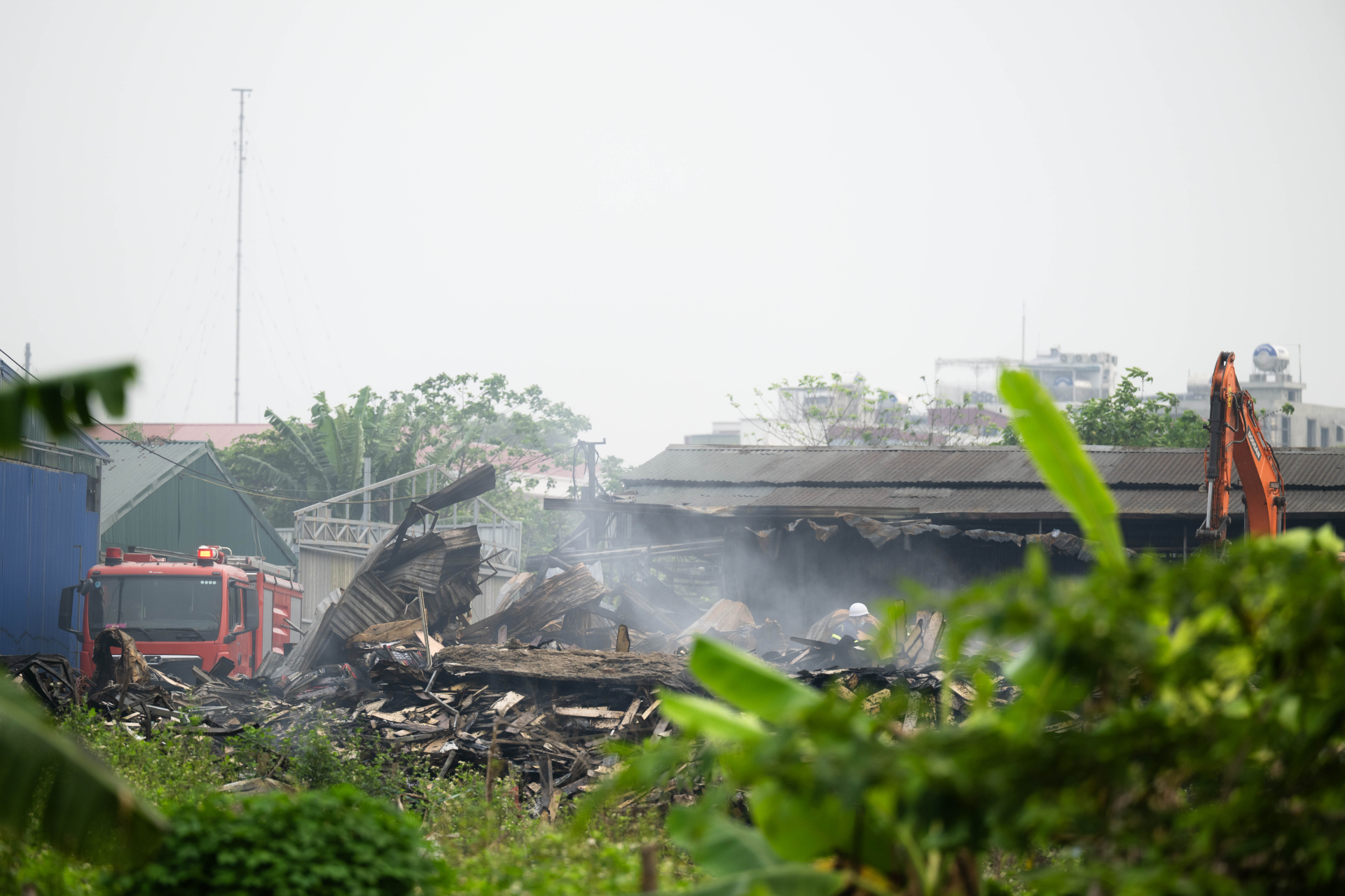 Hiện trường vụ ch&aacute;y kho xưởng gần Bệnh viện K T&acirc;n Triều: Lửa bao tr&ugrave;m trong đ&ecirc;m, chữa ch&aacute;y suốt nhiều giờ- Ảnh 16.