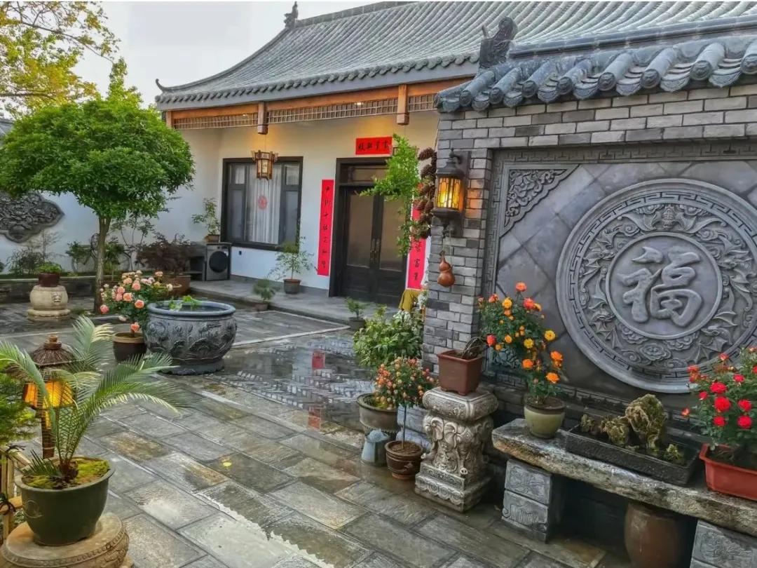 Bỏ phố về qu&ecirc;, người đ&agrave;n &ocirc;ng cải tạo s&acirc;n 100m&sup2; đẹp suốt 4 m&ugrave;a: Kh&ocirc;ng cần gi&agrave;u vẫn sống an y&ecirc;n- Ảnh 7.