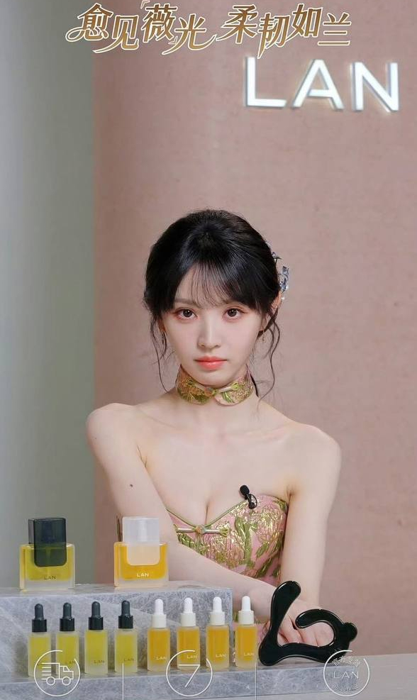 Điền Hi Vi mặc v&aacute;y o &eacute;p v&ograve;ng 1 khiến buổi livestream bị gi&aacute;n đoạn, ekip bị n&eacute;m đ&aacute; gắt- Ảnh 1.