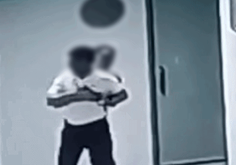 Phẫn nộ clip chủ si&ecirc;u thị lao l&ecirc;n căn hộ chung cư chửi bới 2 cụ b&agrave; ở H&agrave; Nội: C&ocirc;ng an v&agrave;o cuộc- Ảnh 2.