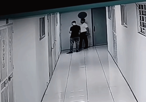 Phẫn nộ clip chủ si&ecirc;u thị lao l&ecirc;n căn hộ chung cư chửi bới 2 cụ b&agrave; ở H&agrave; Nội: C&ocirc;ng an v&agrave;o cuộc- Ảnh 1.