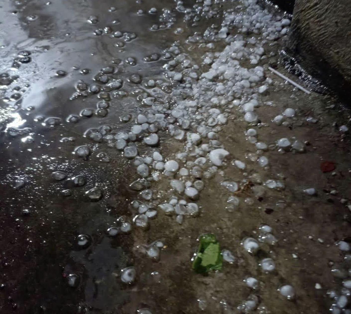 H&agrave; Nội rạng s&aacute;ng nay: Mưa đ&aacute; v&agrave; c&oacute; ch&aacute;y lớn - Ảnh 5.